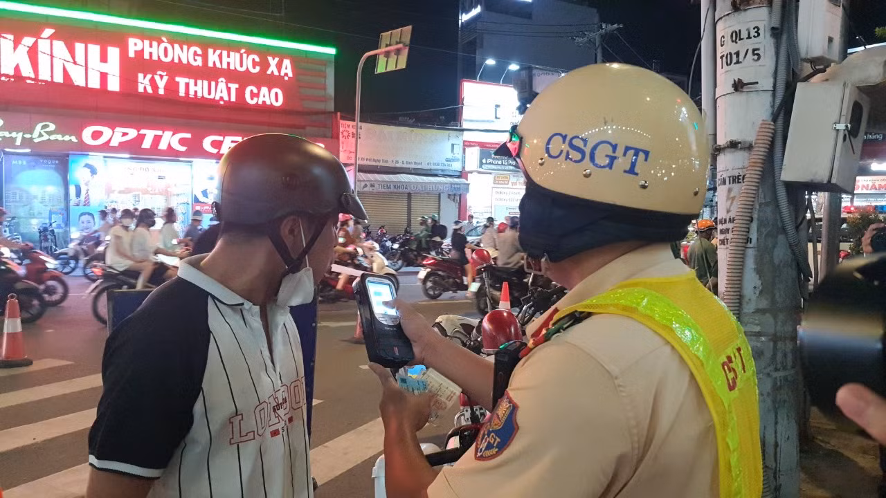 Đội Cảnh sát giao thông Hàng Xanh (thuộc Phòng CSGT Công an TPHCM) kiểm tra nồng độ cồn người lái xe máy Ảnh: Hoàng Thuận