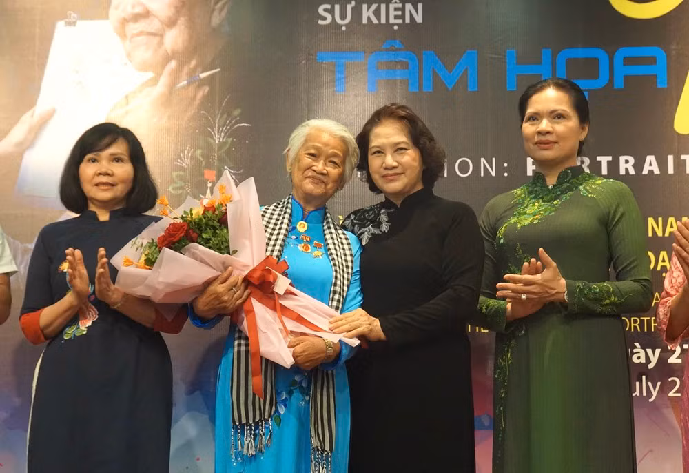 Hoạ sĩ Đặng Ái Việt tại triển lãm “Tâm họa tri ân”, được tổ chức ở Bảo tàng Phụ nữ Việt Nam cuối tháng 7/2024. Bên cạnh họa sĩ Ái Việt là nguyên Chủ tịch Quốc hội Nguyễn Thị Kim Ngân Hoạ sĩ Đặng Ái Việt tại triển lãm “Tâm họa tri ân”, được tổ chức ở Bảo tàng Phụ nữ Việt Nam cuối tháng 7/2024. Bên cạnh họa sĩ Ái Việt là nguyên Chủ tịch Quốc hội Nguyễn Thị Kim Ngân