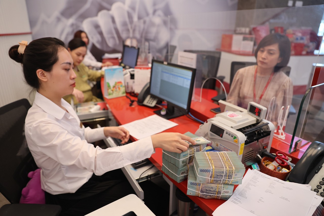 Theo đại biểu Quốc hội Trần Hoàng Ngân (TP HCM), chỉ có chính sách tài khoá mở rộng mới giúp nền kinh tế thoát khỏi đà suy giảm Theo đại biểu Quốc hội Trần Hoàng Ngân (TP HCM), chỉ có chính sách tài khoá mở rộng mới giúp nền kinh tế thoát khỏi đà suy giảm