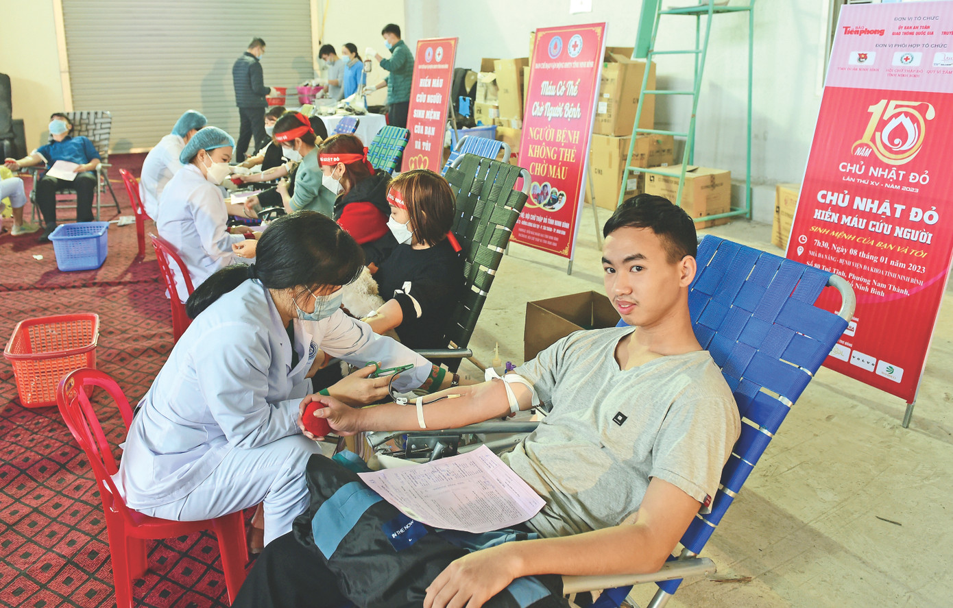 Chủ nhật Đỏ đã trở thành ngày hội hiến máu đối với nhiều bạn trẻ. Ảnh: Xuân Tùng Chủ nhật Đỏ đã trở thành ngày hội hiến máu đối với nhiều bạn trẻ. Ảnh: Xuân Tùng
