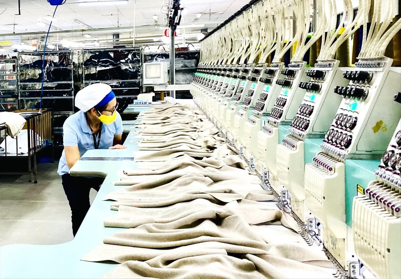 Công nhân sản xuất trong nhà máy ở Bình Dương. Ảnh: H.C Công nhân sản xuất trong nhà máy ở Bình Dương. Ảnh: H.C