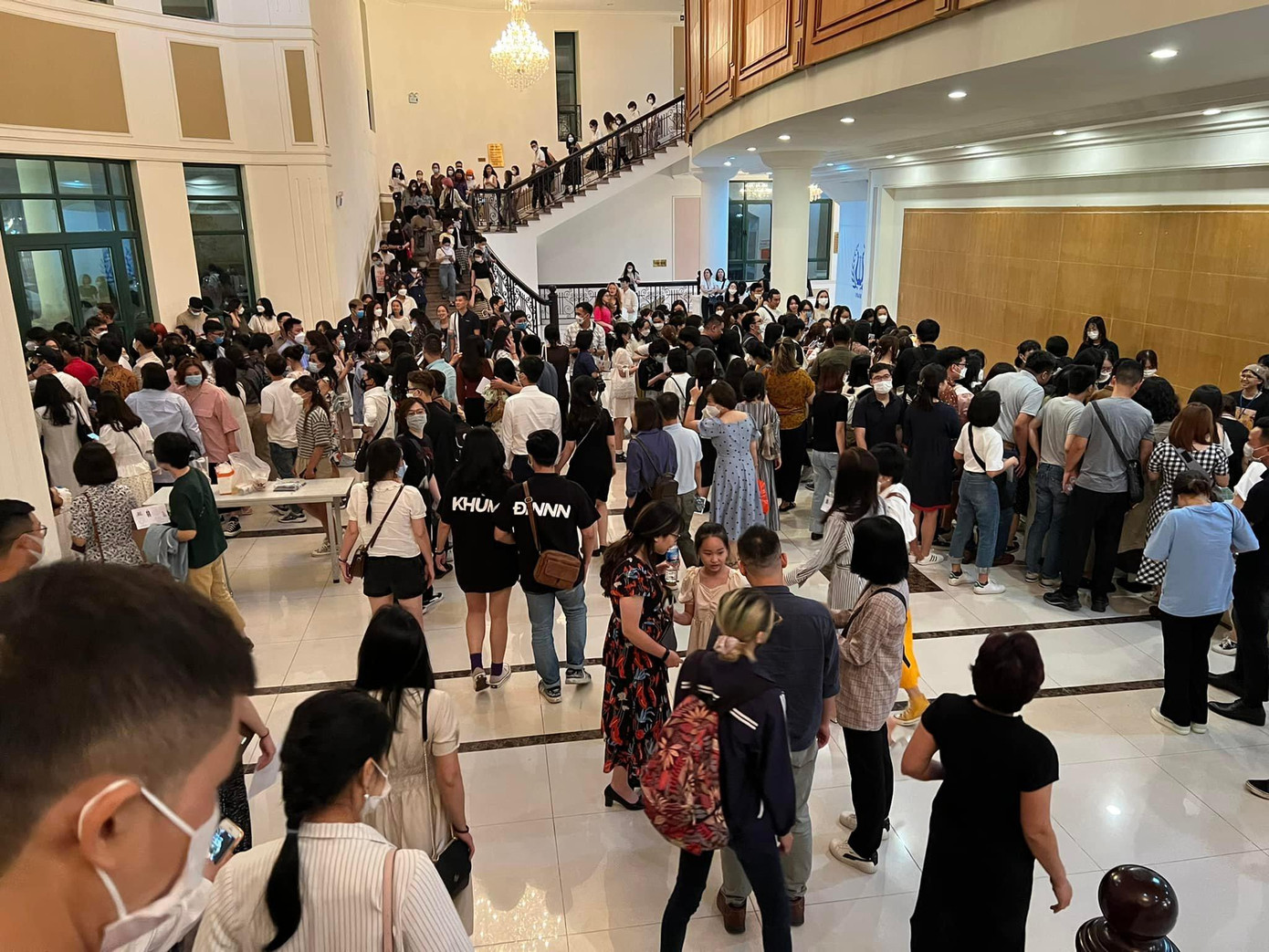 Khán giả đứng chật sảnh Học Viện Âm Nhạc Quốc Gia trước buổi biểu diễn “Những ca khúc Việt cổ” Khán giả đứng chật sảnh Học Viện Âm Nhạc Quốc Gia trước buổi biểu diễn “Những ca khúc Việt cổ”