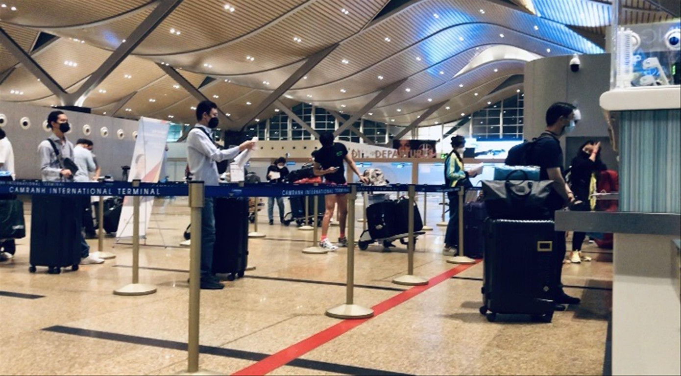 Cảng hàng không quốc tế Cam Ranh đón chuyên gia Hàn Quốc đến làm việc tại Khánh Hòa vào tháng 9 vừa qua. Ảnh: Hồng Minh