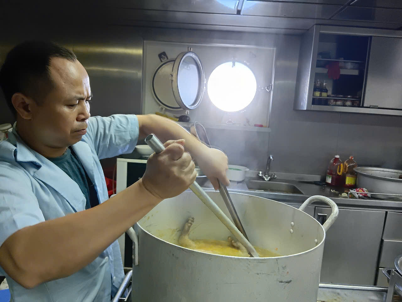 Bếp trưởng Trần Đăng Khoa có kinh nghiệm theo tàu 3 năm nhưng ngoài Trường Sa, anh chưa một lần được biết Cô Lin, Len Đao, Đá Tây... có hình dạng như thế nào, bởi những lúc đoàn lên đảo, anh đều phải trực canh ở bếp Ảnh: Vũ Linh