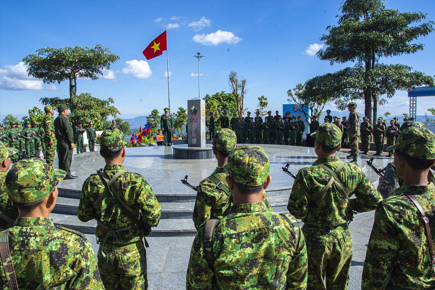 Chào cờ nơi cột mốc biên giới ngã ba Đông Dương. Ảnh: Văn Chương. Chào cờ nơi cột mốc biên giới ngã ba Đông Dương. Ảnh: Văn Chương.