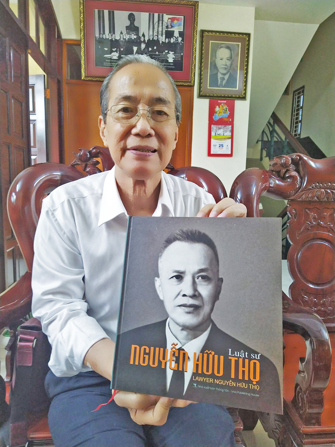 Ông Nguyễn Hữu Châu và cuốn sách về luật sư Nguyễn Hữu Thọ. Ảnh: Trần Nguyên Anh Ông Nguyễn Hữu Châu và cuốn sách về luật sư Nguyễn Hữu Thọ. Ảnh: Trần Nguyên Anh