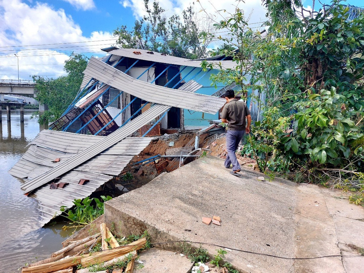 Nhiều ngôi nhà đổ sập do sạt lở ở Vĩnh Long.