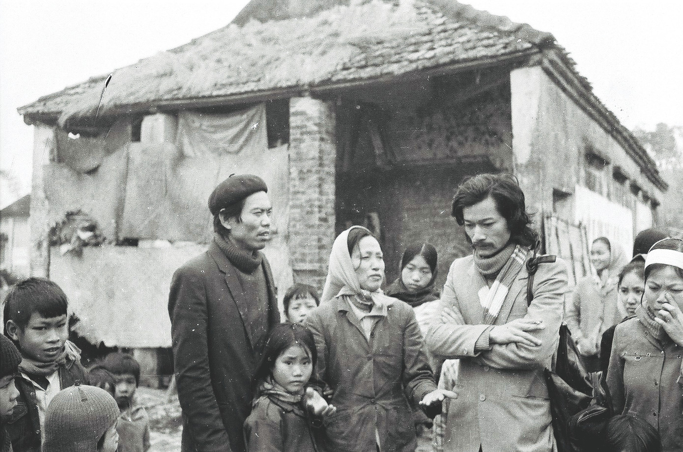 Nhà báo Mạnh Việt (tóc dài, quàng khăn) trong một lần tác nghiệp tại địa phương Ảnh: Phạm yên