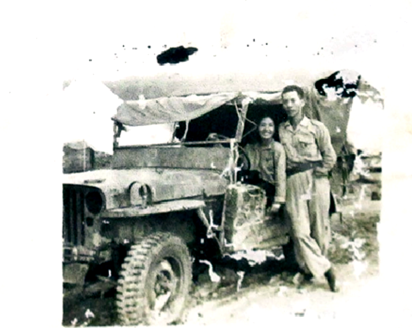 Cao Văn Khánh và Ngọc Toản trên chiếc xe jeep Cao Văn Khánh và Ngọc Toản trên chiếc xe jeep