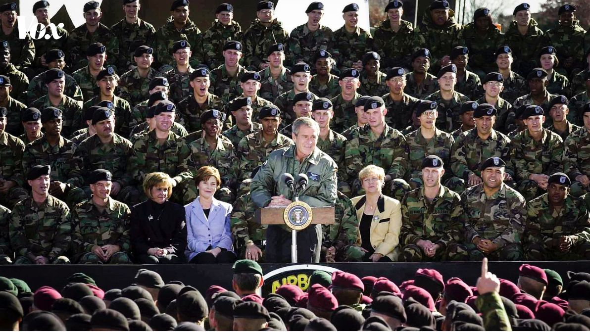Tổng thống Mỹ George W. Bush phát biểu trước các binh lính trong doanh trại ở bang Kentucky vào tháng 11/2001, sau khi Mỹ phát động cuộc tấn công Afghanistan Ảnh: Vox