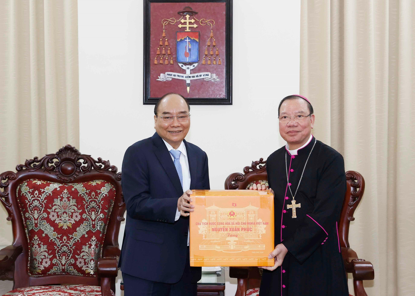 Chủ tịch nước Nguyễn Xuân Phúc trao quà cho Tổng Giám mục Tổng Giáo phận Hà Nội Giuse Vũ Văn Thiên. Ảnh: TTXVN