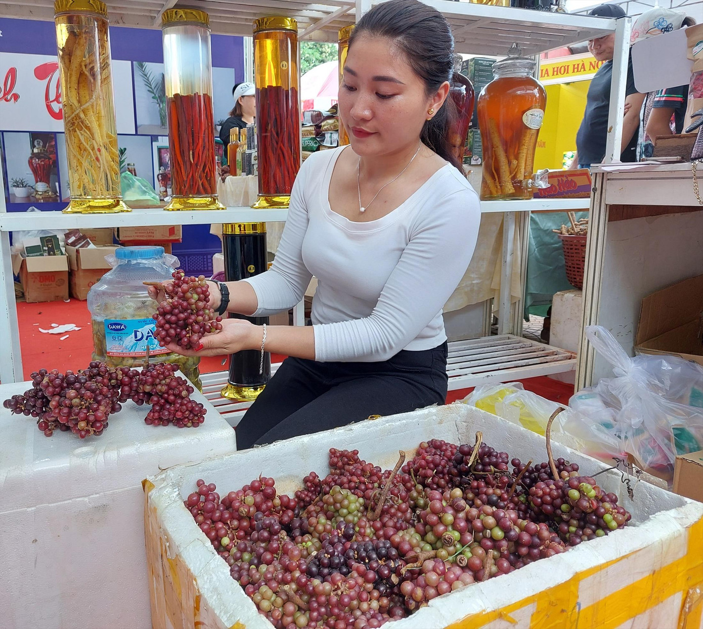 Chị Hà chia sẻ về cách chế biến nho rừng thành thức uống đặc sản.