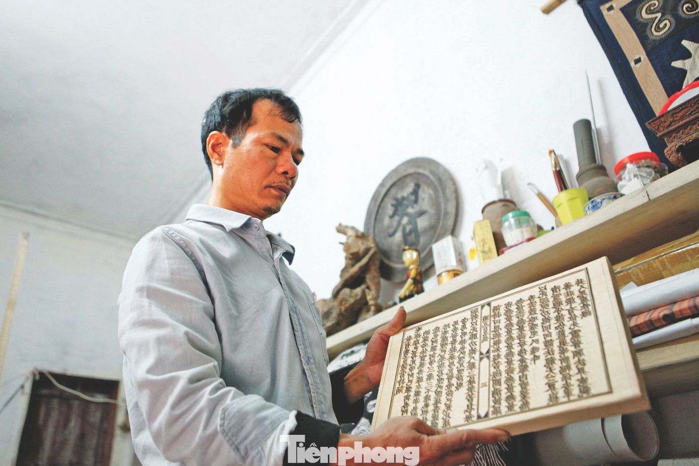 Một bản kinh Phật do anh Thạo khắc trên gỗ thị