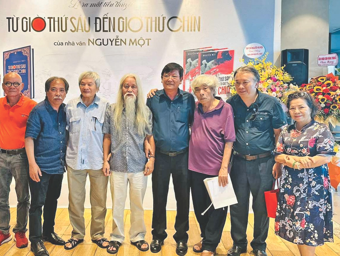 Nguyễn Một chụp hình chung với các nhà văn trong buổi ra mắt cuốn sách mới nhất: “Từ giờ thứ 6 đến giờ thứ 9”.