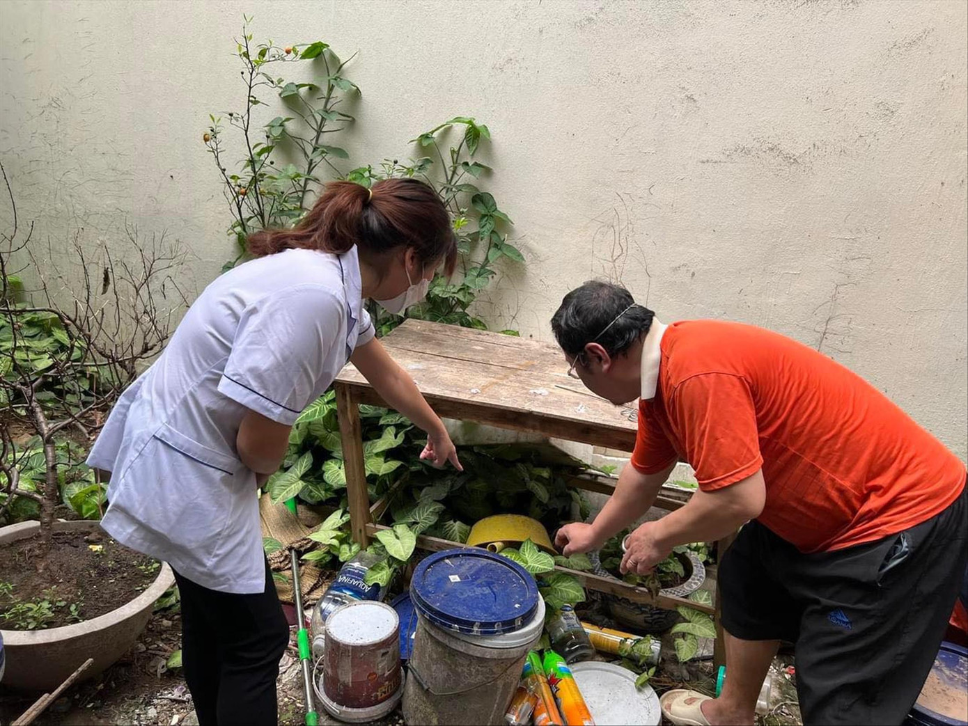 Nhân viên y tế tại Hà Nội hướng dẫn người dân cách phòng chống SXH