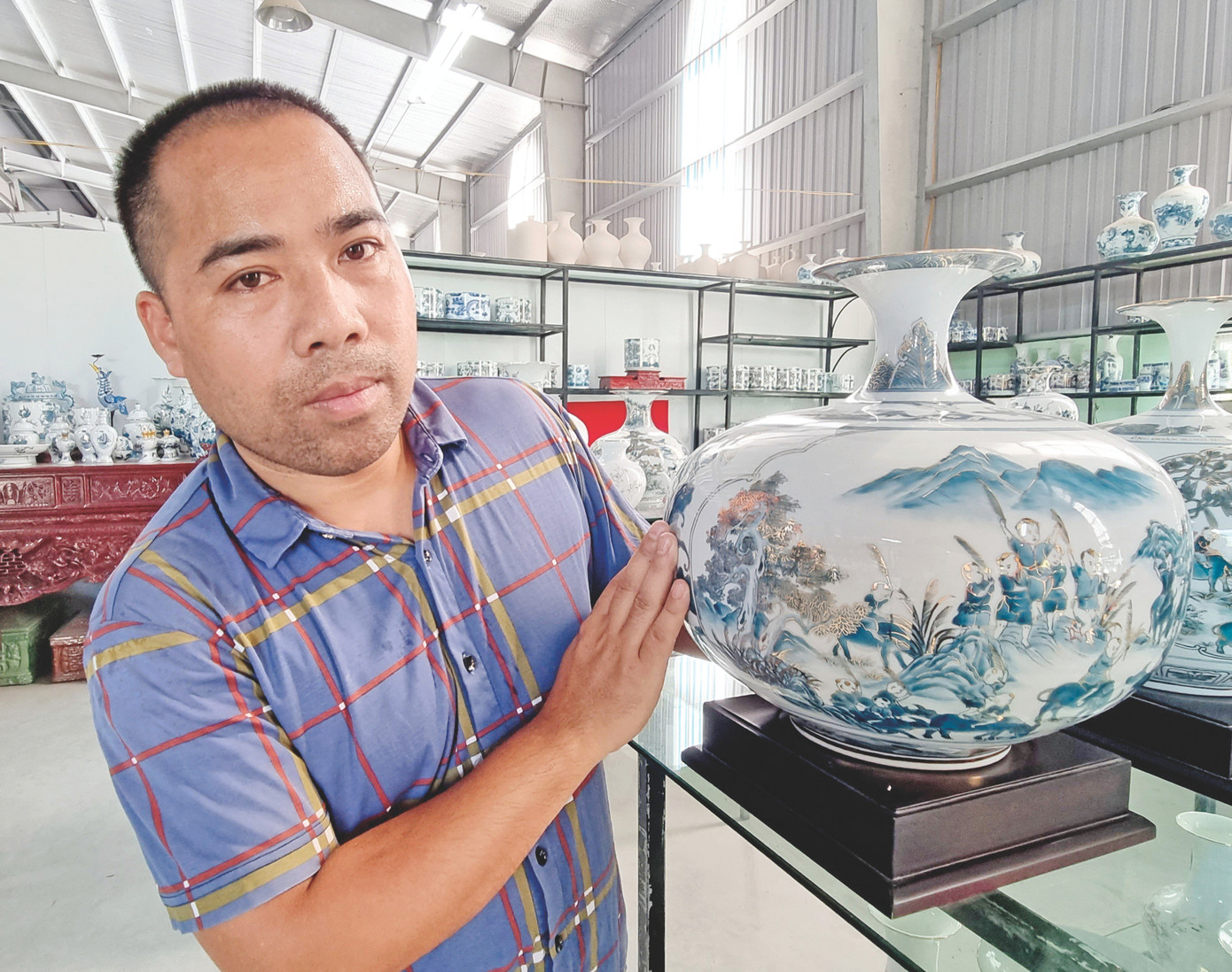 Nghệ nhân Phạm Văn Vang bên sản phẩm gốm Bồ Bát. Ảnh: Đ.H Nghệ nhân Phạm Văn Vang bên sản phẩm gốm Bồ Bát. Ảnh: Đ.H