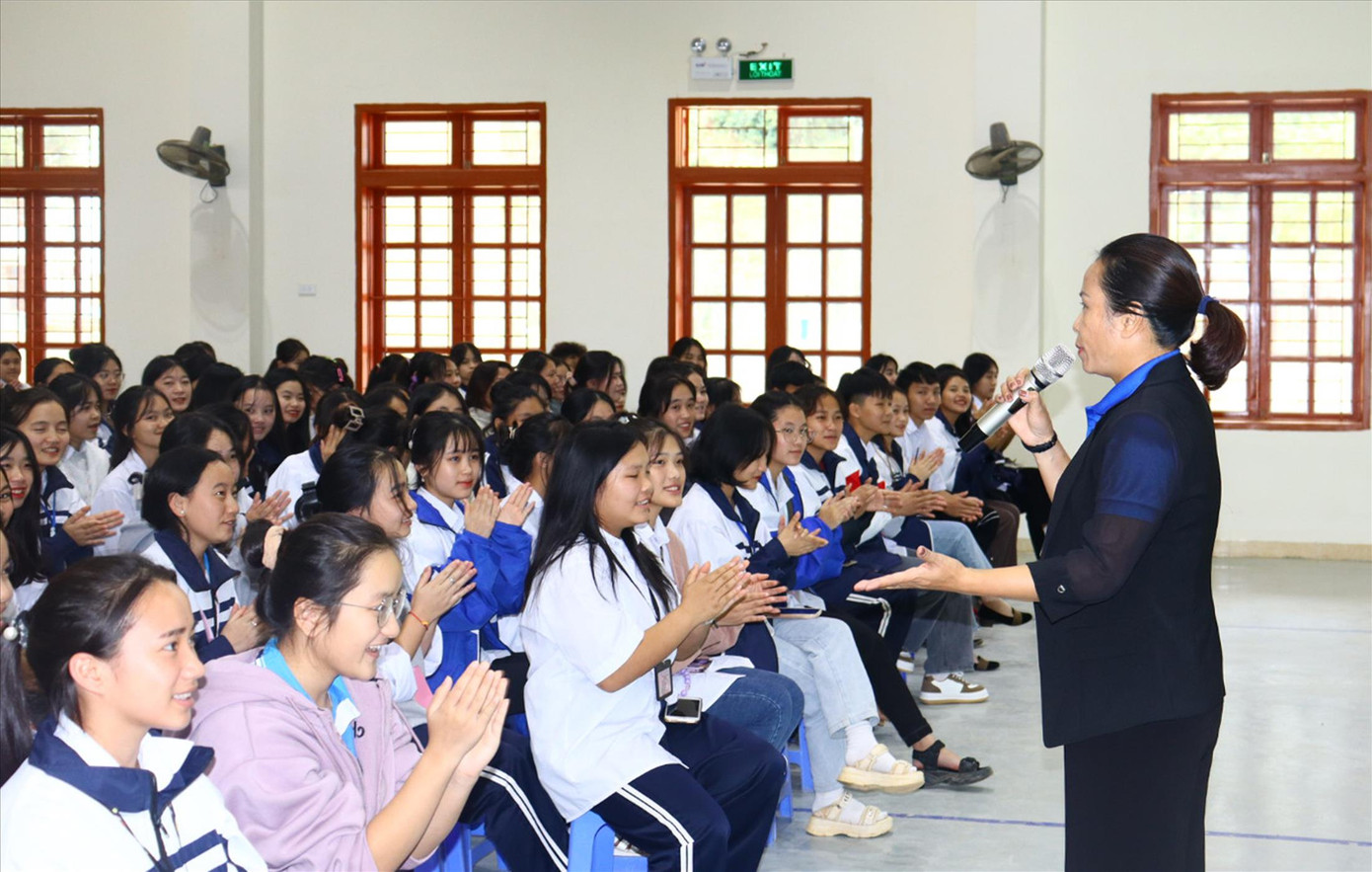 Học sinh Trường PTDT Nội trú tỉnh Sơn La tham gia chương trình tư vấn