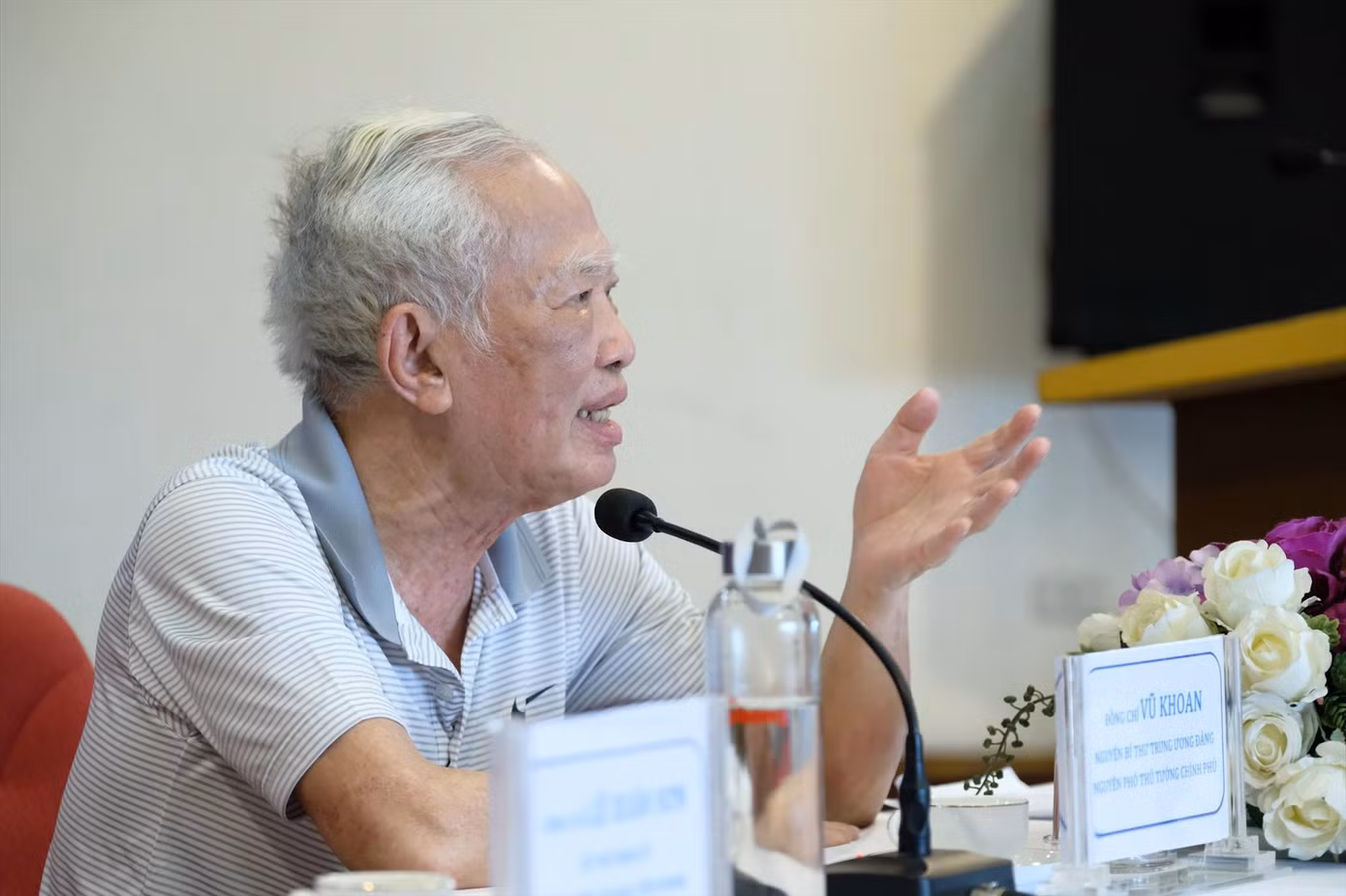 Nguyên Phó Thủ tướng Chính phủ Vũ Khoan chia sẻ tại tọa đàm “Bảo vệ nền tảng tư tưởng của Đảng” Ảnh: Hoàng Mạnh Thắng Nguyên Phó Thủ tướng Chính phủ Vũ Khoan chia sẻ tại tọa đàm “Bảo vệ nền tảng tư tưởng của Đảng” Ảnh: Hoàng Mạnh Thắng