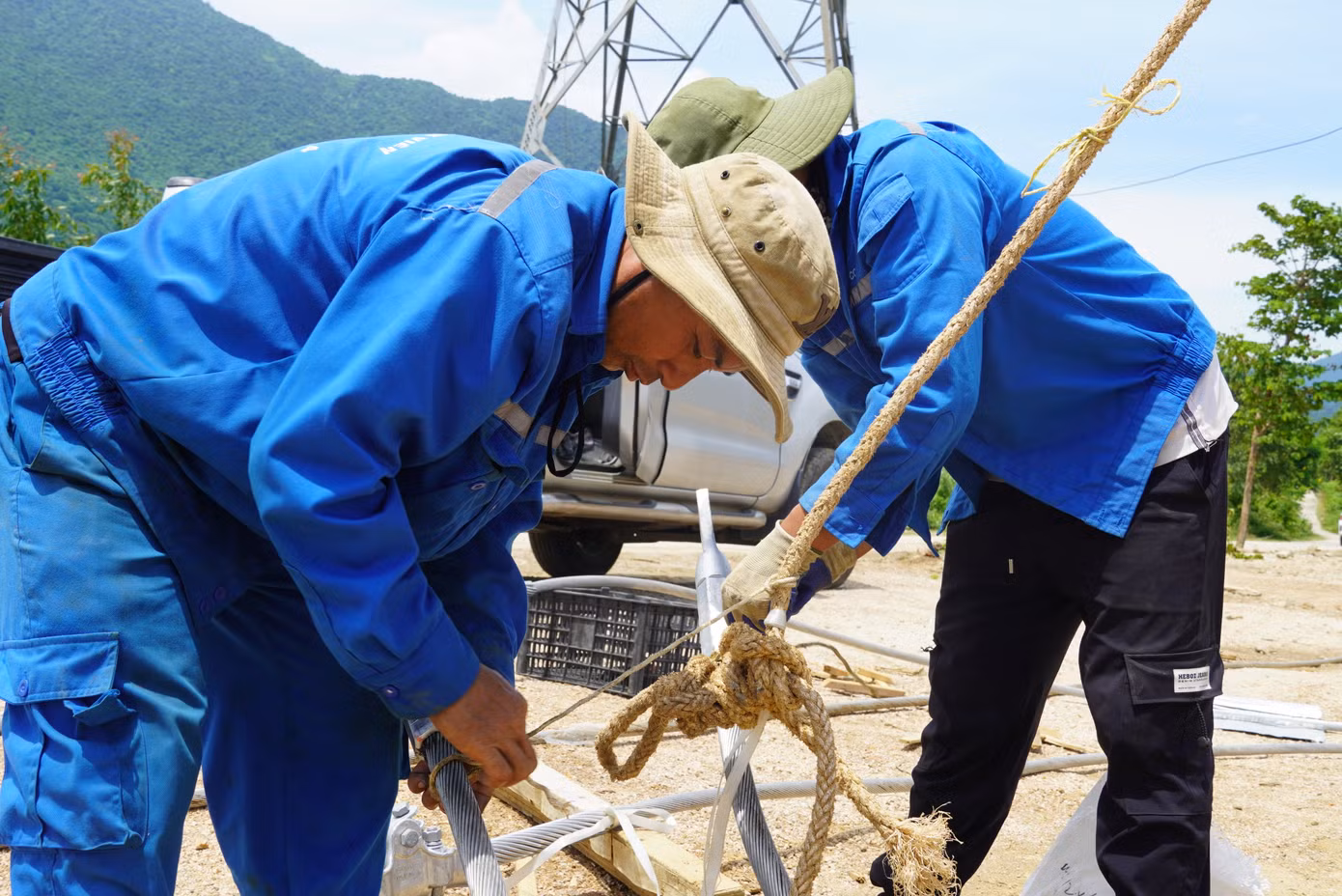 Anh em công nhân đang hoàn tất những công đoạn cuối cùng tại trụ điện số 9.