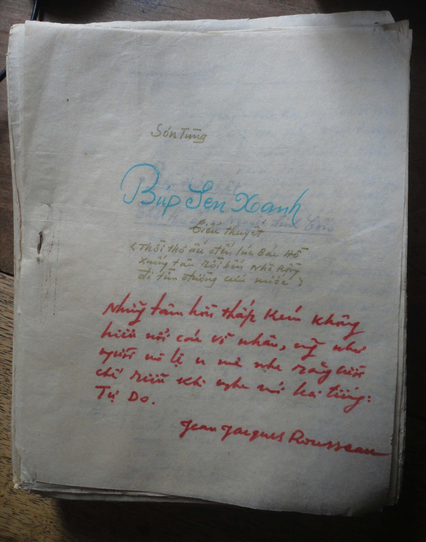 Bản thảo tiểu thuyết “Búp sen xanh” với chữ viết của nhà văn Sơn Tùng Ảnh: KIẾN NGHĨA