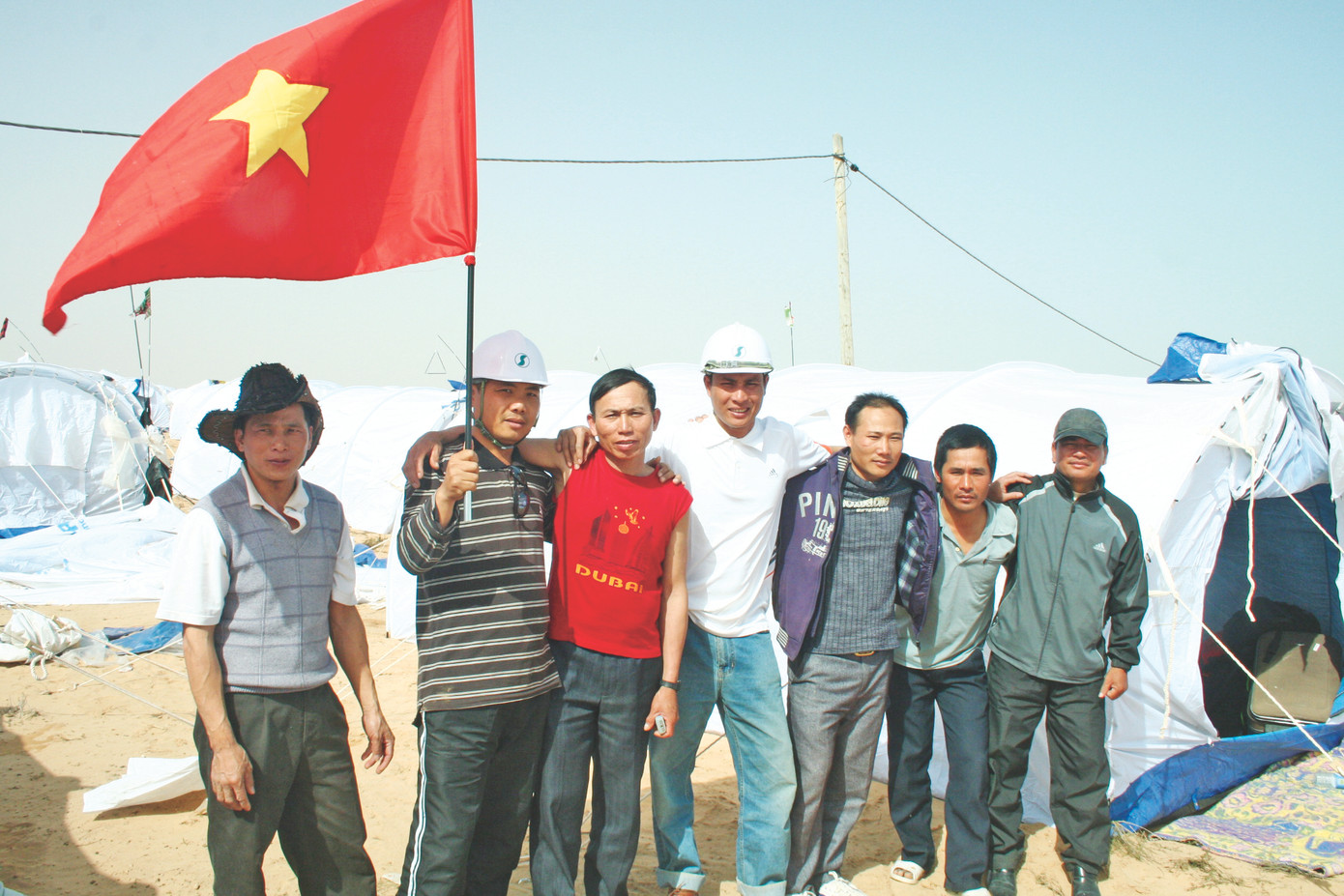 Những lao động Việt Nam đã vượt qua bom đạn, sa mạc bỏng rát của Libya tới biên giới Tunisia năm 2011 Những lao động Việt Nam đã vượt qua bom đạn, sa mạc bỏng rát của Libya tới biên giới Tunisia năm 2011