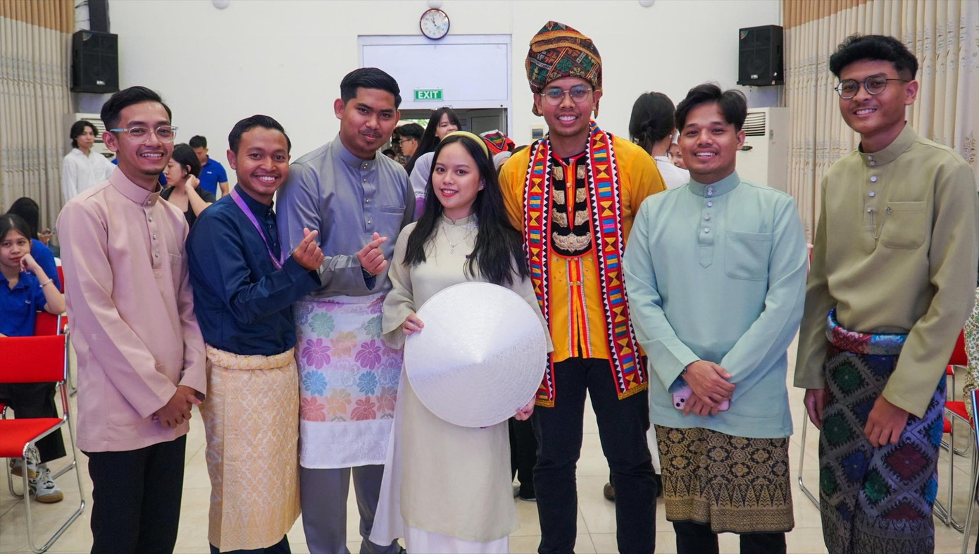 Sinh viên Trường ĐH Ngoại ngữ, ĐH Quốc gia Hà Nội giao lưu với sinh viên Trường ĐH Khoa học Islam Malaysia Ảnh: Thanh Phong Sinh viên Trường ĐH Ngoại ngữ, ĐH Quốc gia Hà Nội giao lưu với sinh viên Trường ĐH Khoa học Islam Malaysia Ảnh: Thanh Phong