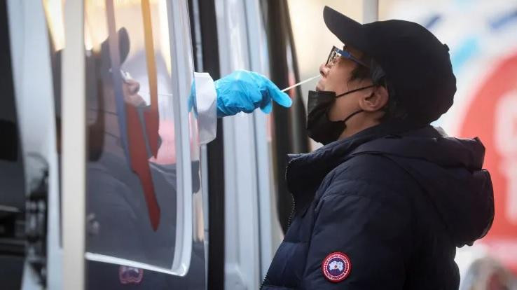 Lấy mẫu xét nghiệm COVID-19 tại một điểm xét nghiệm ở New York, Mỹ ngày 11/4/2022Ảnh: Reuters