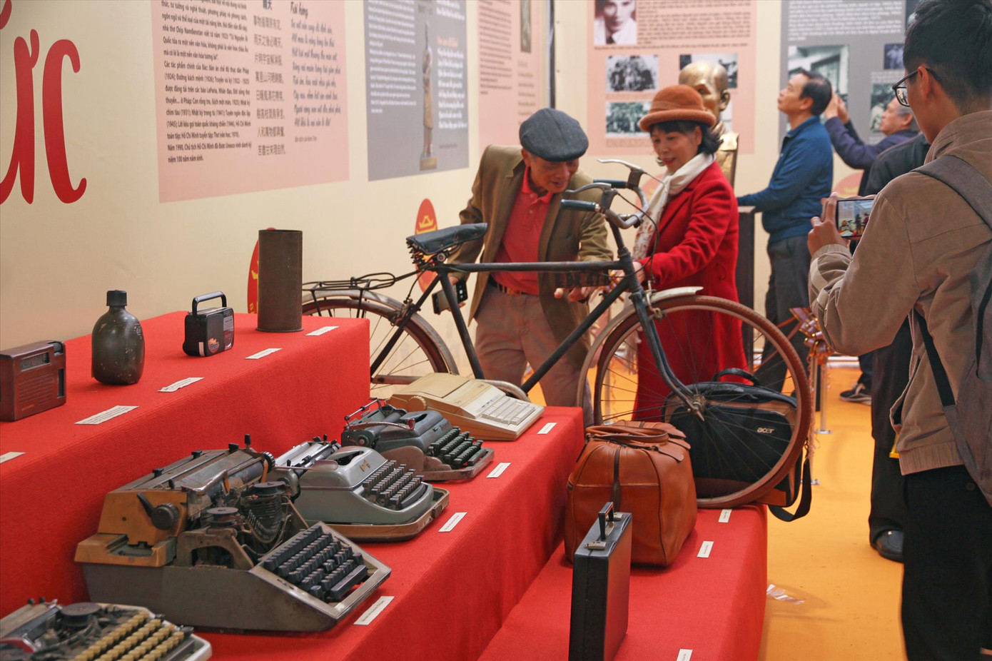 Vừa trú mưa vừa ngắm kỷ vật của các nhà thơ trong Nhà Ký ức Ảnh: N.M.HÀ