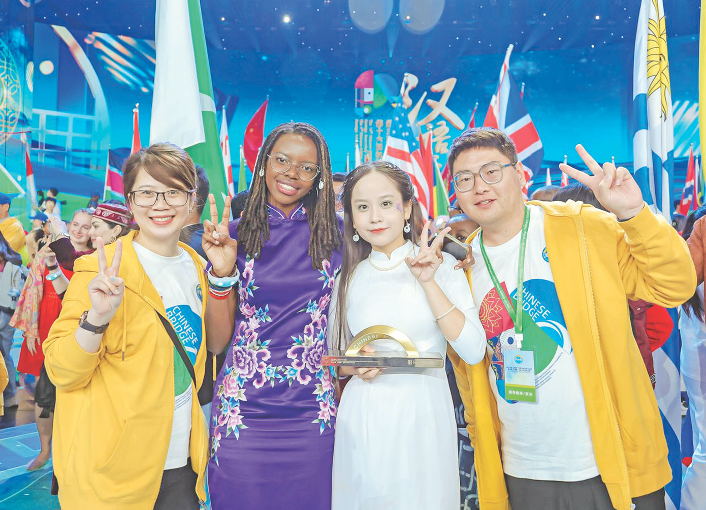 Lê Nguyệt Quỳnh (thứ 3 từ trái sang) cùng thí sinh nước ngoài sau chung kết cuộc thi Nhịp cầu Hán ngữ toàn thế giới 2023 Ảnh: NVCC