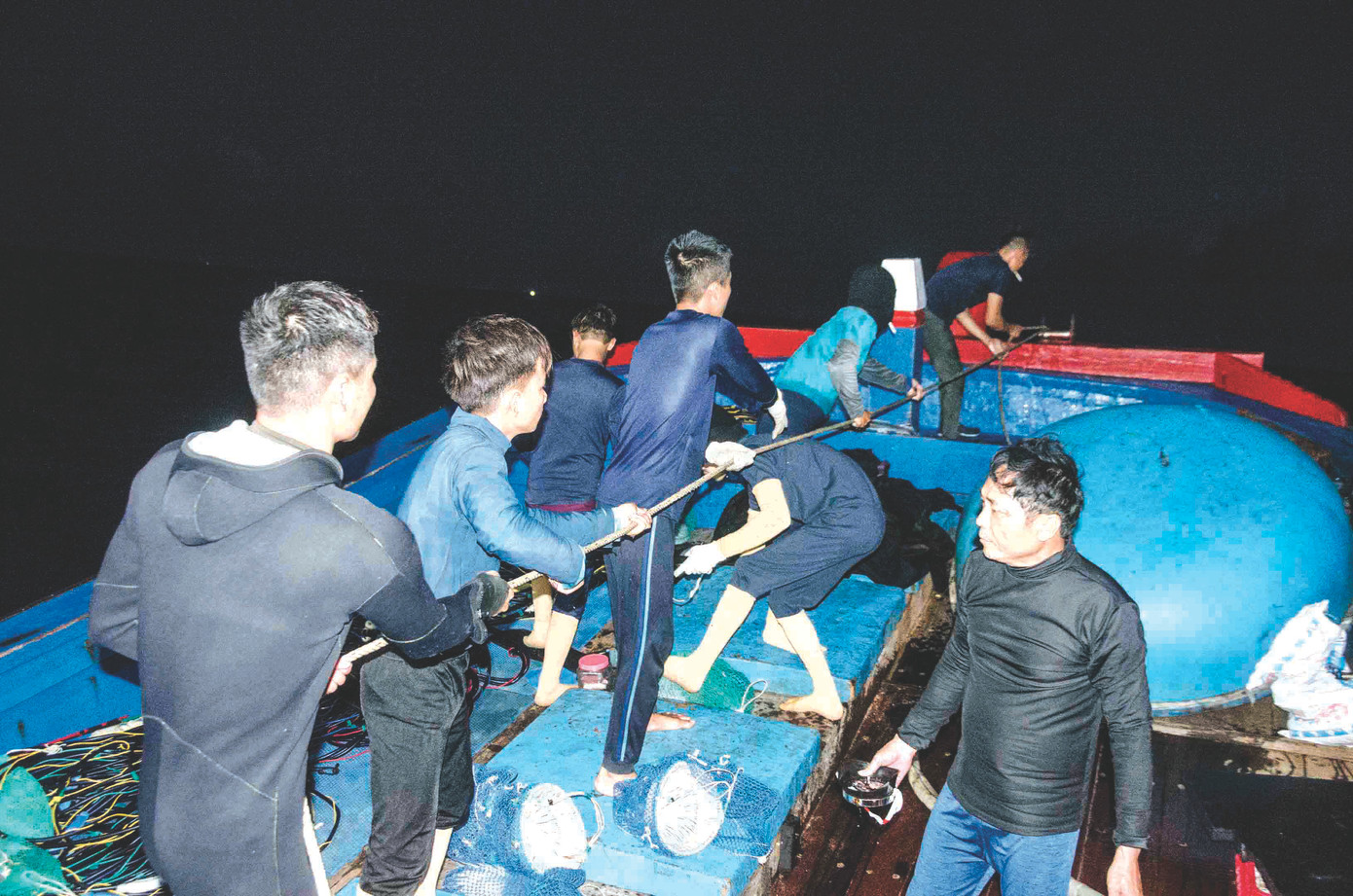 Ngư dân vừa kéo lưới vừa nhún nhảy theo tiếng nhạc giữa Hoàng Sa.