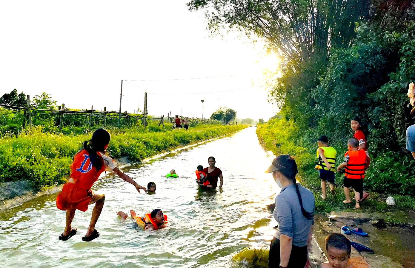 Những ngày hè nóng bức, khu vực sông suối, ao hồ là điểm đến ưa thích của trẻ em nhưng cũng tiềm ẩn nhiều nguy hiểm