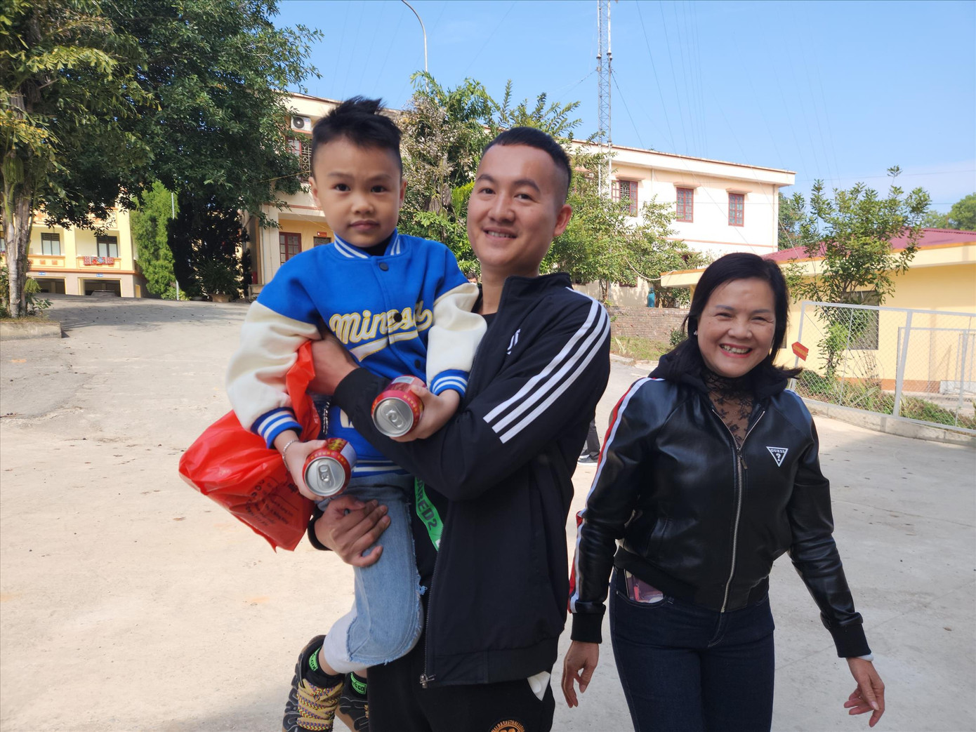 Trần Văn Tùng hân hoan gặp người thân, hòa nhập cộng đồng. Ảnh: Duy Chiến Trần Văn Tùng hân hoan gặp người thân, hòa nhập cộng đồng. Ảnh: Duy Chiến