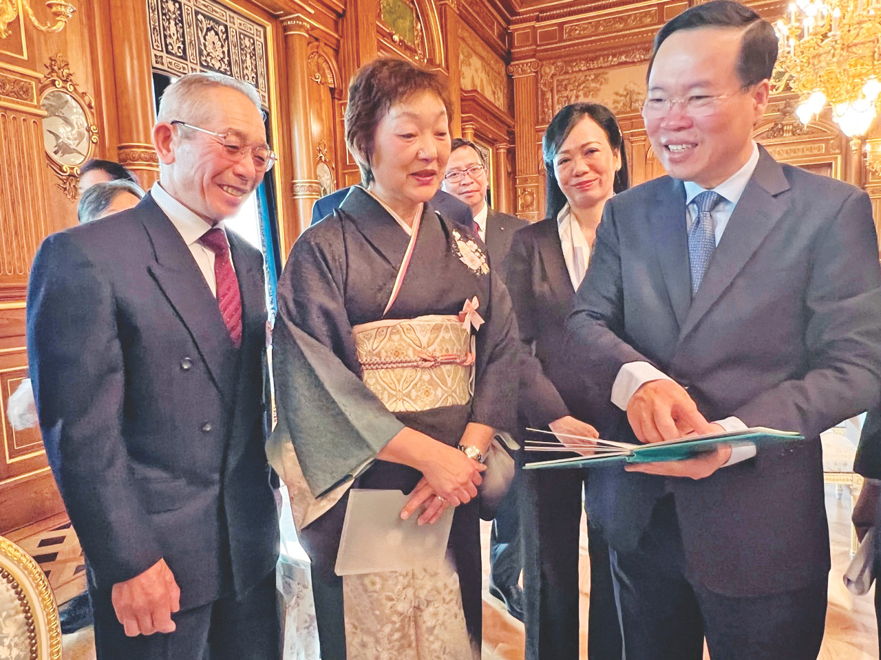 Ông Sato Shigemitsu và bà Sato Ikuko, tỉnh Akita ôn lại những kỷ niệm khi Chủ tịch nước đến ở Homestay tại gia đình ông bà. Ảnh: Phùng Sưởng