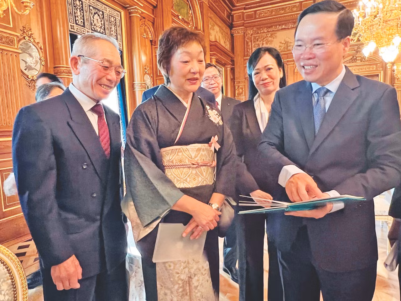 Ông Sato Shigemitsu và bà Sato Ikuko, tỉnh Akita ôn lại những kỷ niệm khi Chủ tịch nước đến ở Homestay tại gia đình ông bà. Ảnh: Phùng Sưởng Ông Sato Shigemitsu và bà Sato Ikuko, tỉnh Akita ôn lại những kỷ niệm khi Chủ tịch nước đến ở Homestay tại gia đình ông bà. Ảnh: Phùng Sưởng