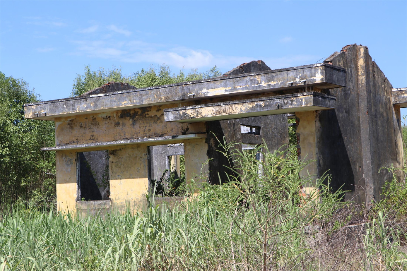 Các công trình tại khu TĐC Hóc Xà - Đồng Lớn (xã Tịnh Hòa, thành phố Quảng Ngãi) hư hỏng sau nhiều năm bỏ hoang. Ảnh: NN