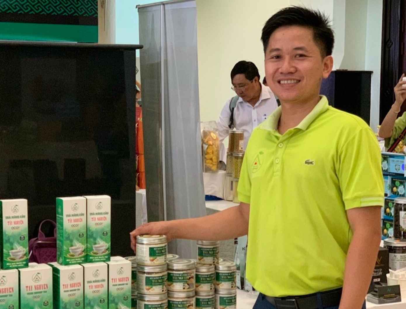 Anh Tuấn Linh bên sản phẩm trà mãng cầu xiêm Anh Tuấn Linh bên sản phẩm trà mãng cầu xiêm