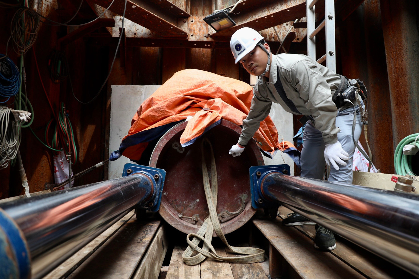 Thi công dưới cống ngầm. Thi công dưới cống ngầm.