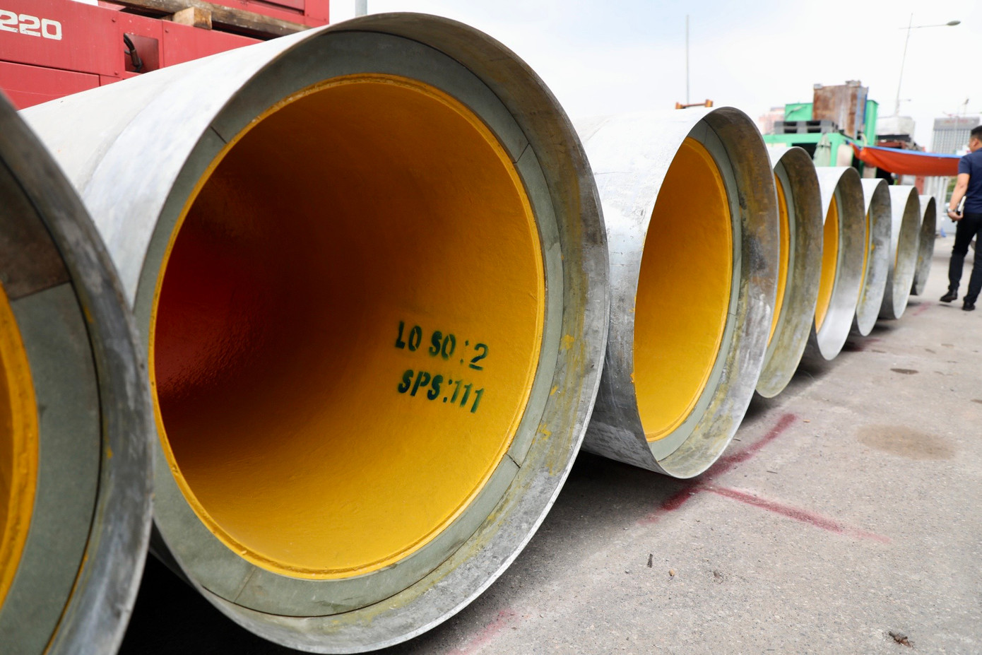 Những ống cống sẽ được hạ ngầm. Những ống cống sẽ được hạ ngầm.