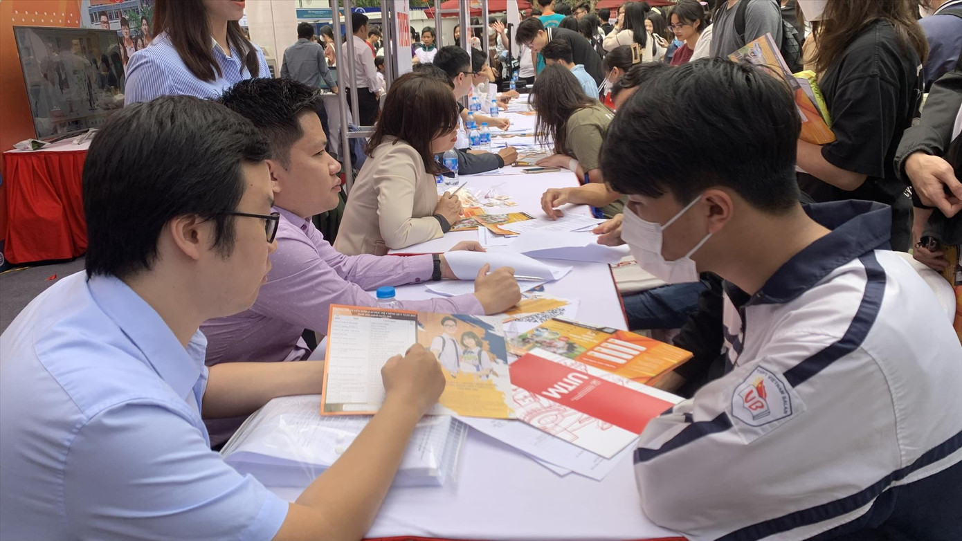 Thí sinh tham gia ngày hội tuyển sinh 2023. Ảnh: Nghiêm Huê.