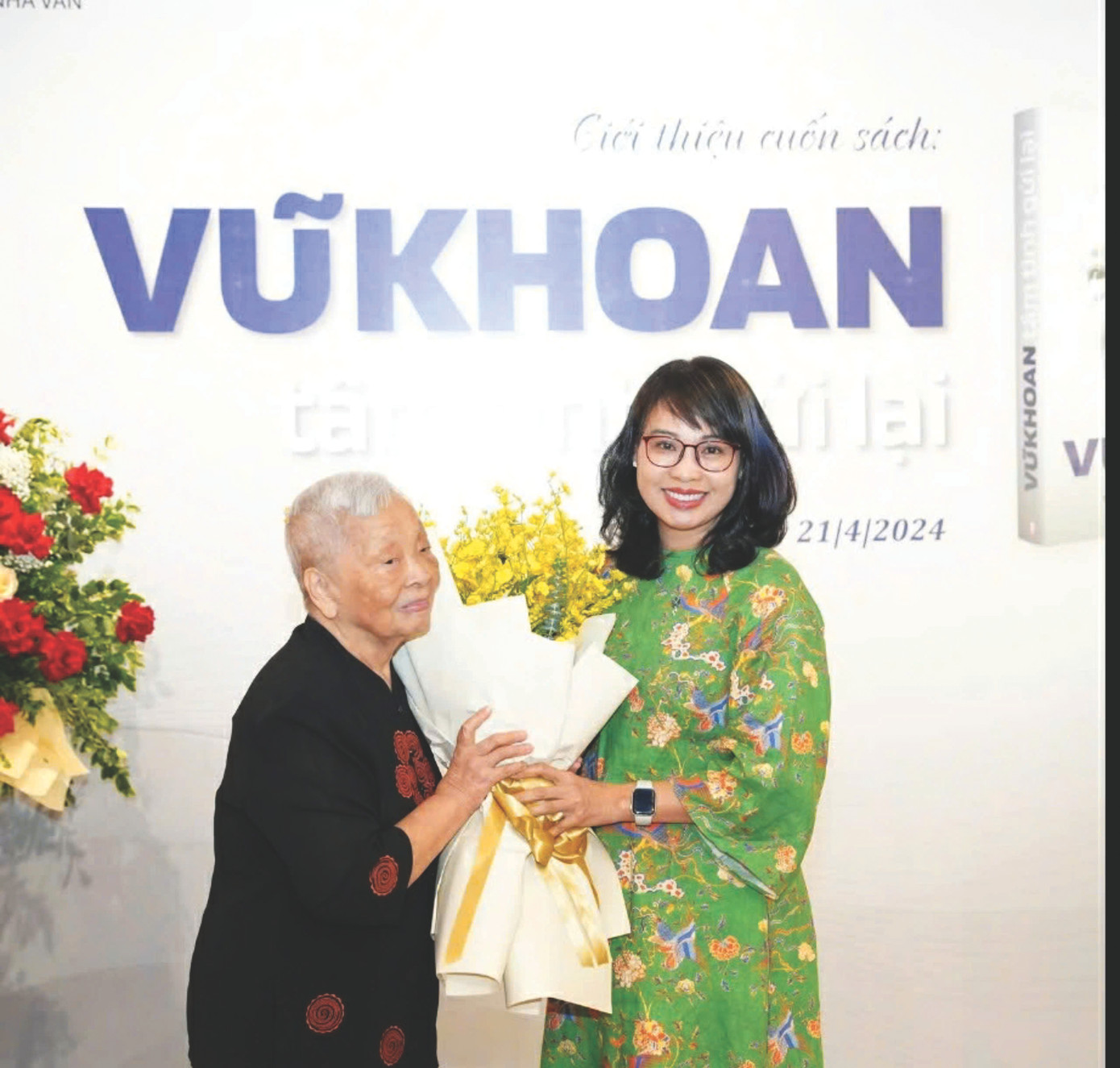 Chị Vũ Phương Liên và bà Hồ Thế Lan, con gái giáo sư Hồ Đắc Di, phu nhân của nguyên Phó thủ tướng Vũ Khoan. Cuốn “Vũ Khoan tâm tình gửi lại” do NXB Hội Nhà văn và Liên Việt liên kết xuất bản, tái bản sau 2 tuần phát hành Chị Vũ Phương Liên và bà Hồ Thế Lan, con gái giáo sư Hồ Đắc Di, phu nhân của nguyên Phó thủ tướng Vũ Khoan. Cuốn “Vũ Khoan tâm tình gửi lại” do NXB Hội Nhà văn và Liên Việt liên kết xuất bản, tái bản sau 2 tuần phát hành