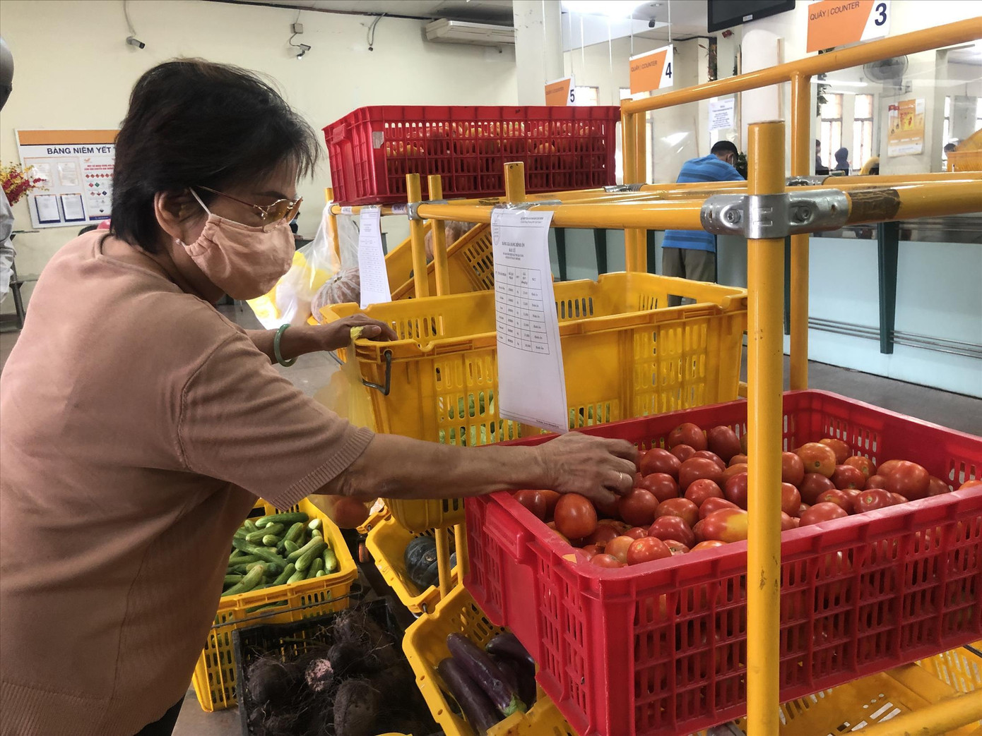 Người dân mua thực phẩm tại Bưu cục quận 5
