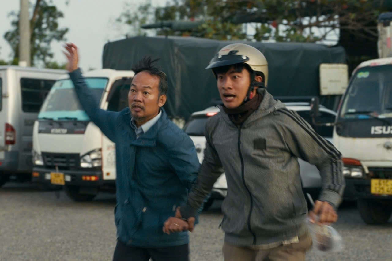 TikToker Lê Tuấn Khang (đội mũ bảo hiểm) trong phim Lật mặt 8: Vòng tay nắng