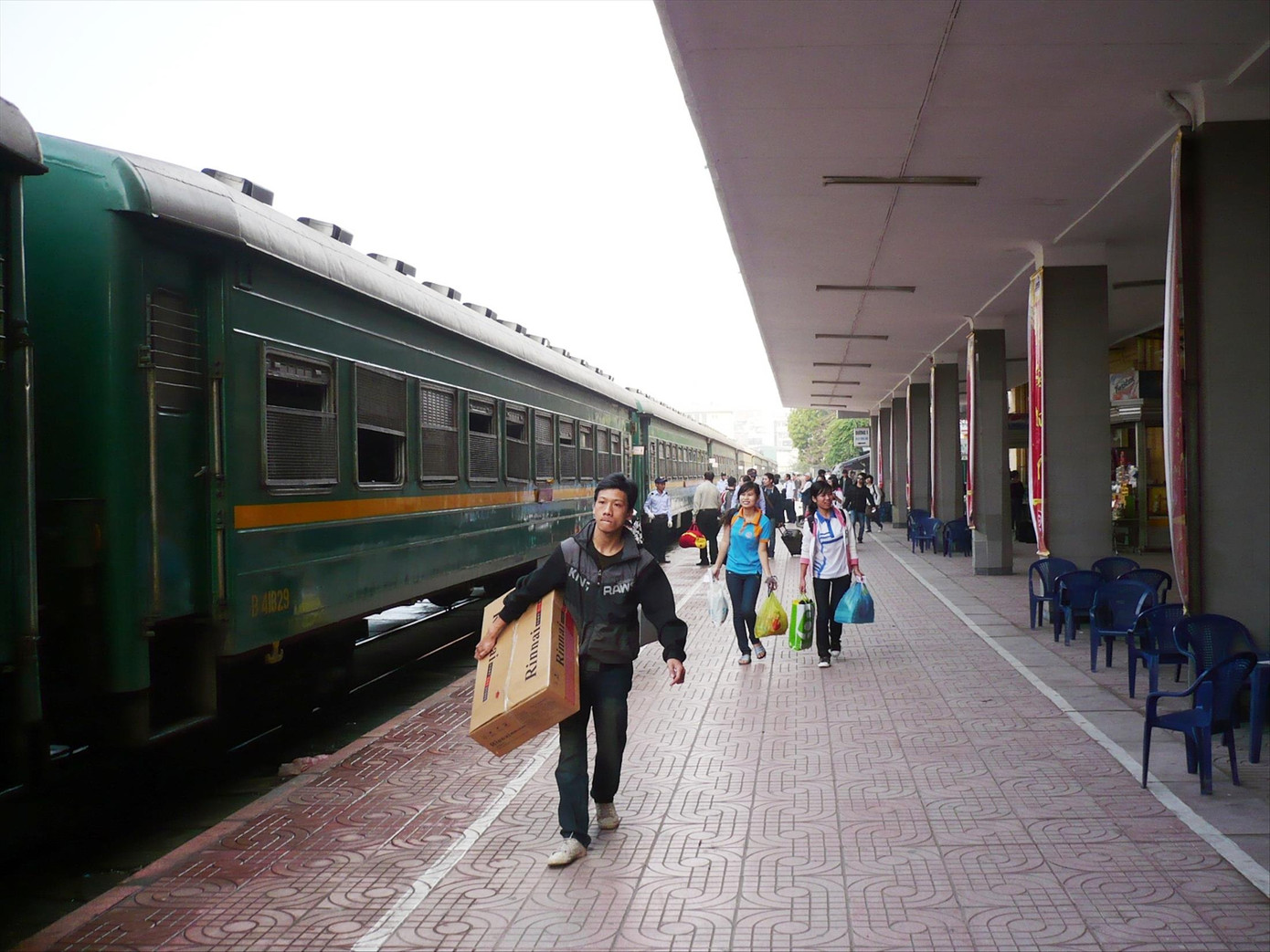 Hành khách đi tàu tại Ga Hà Nội