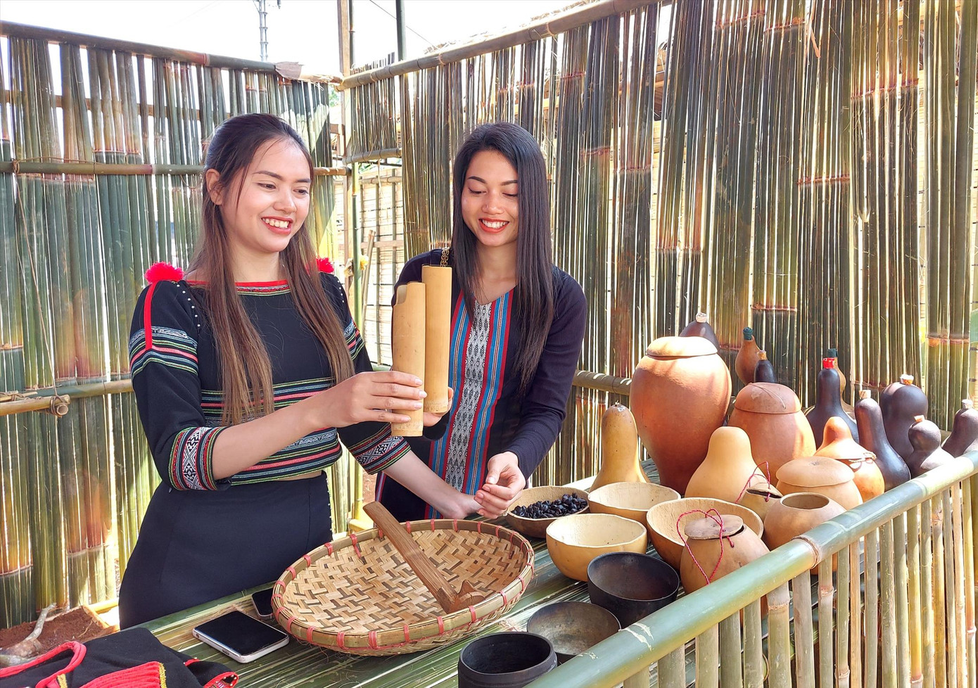 Chị H Zu Ni (phải) tham gia các hoạt động văn hoá tại xã Ea Tul Chị H Zu Ni (phải) tham gia các hoạt động văn hoá tại xã Ea Tul