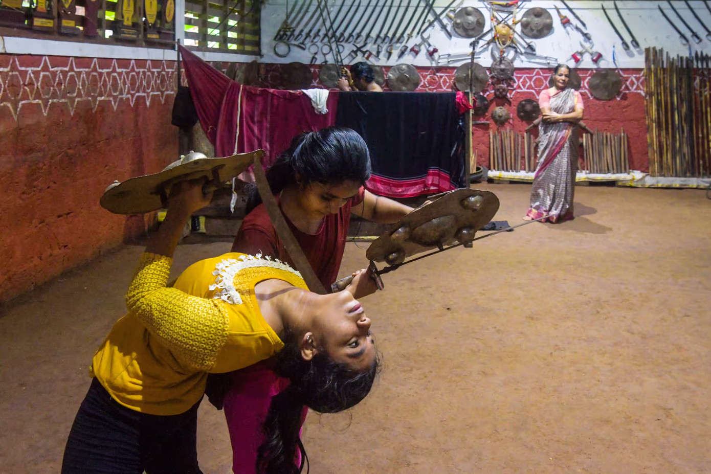 Bà Meenakshi Raghavan theo dõi hai học sinh của bà Bà Meenakshi Raghavan theo dõi hai học sinh của bà