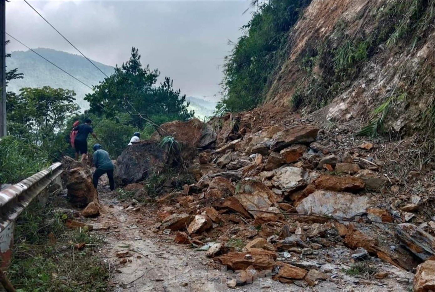 Mưa lớn gây sạt lở nhiều tuyến đường khu vực Tây Bắc