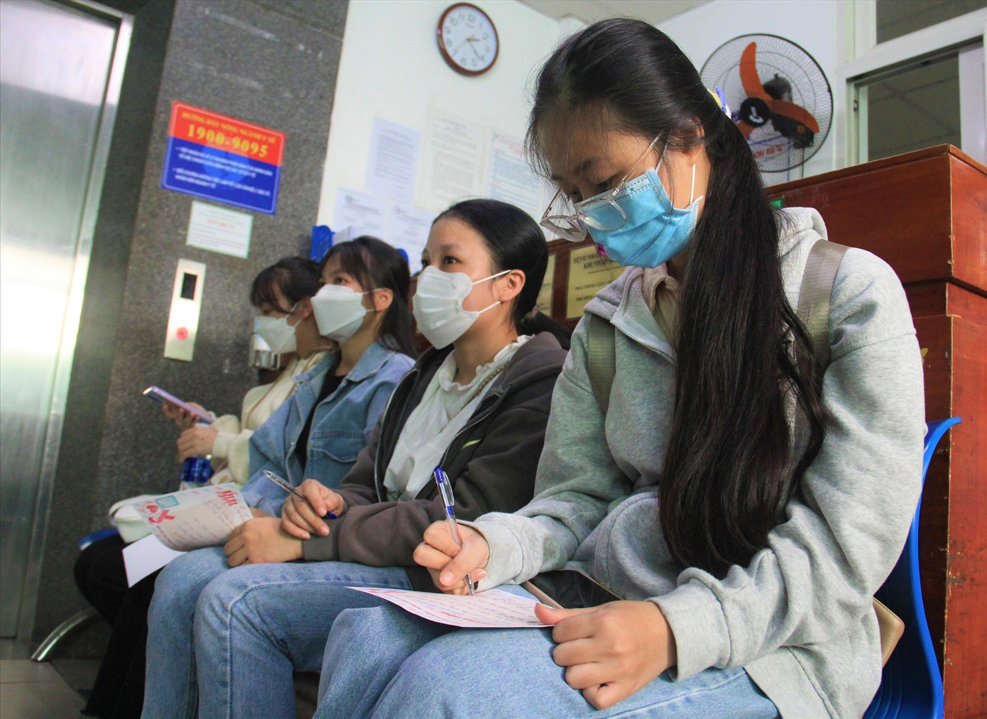 Các nữ sinh tới đăng ký hiến tóc. Với họ, cho mái tóc, là tiếp thêm sự tự tin, lạc quan cho các bệnh nhân để chiến đấu với bệnh tật