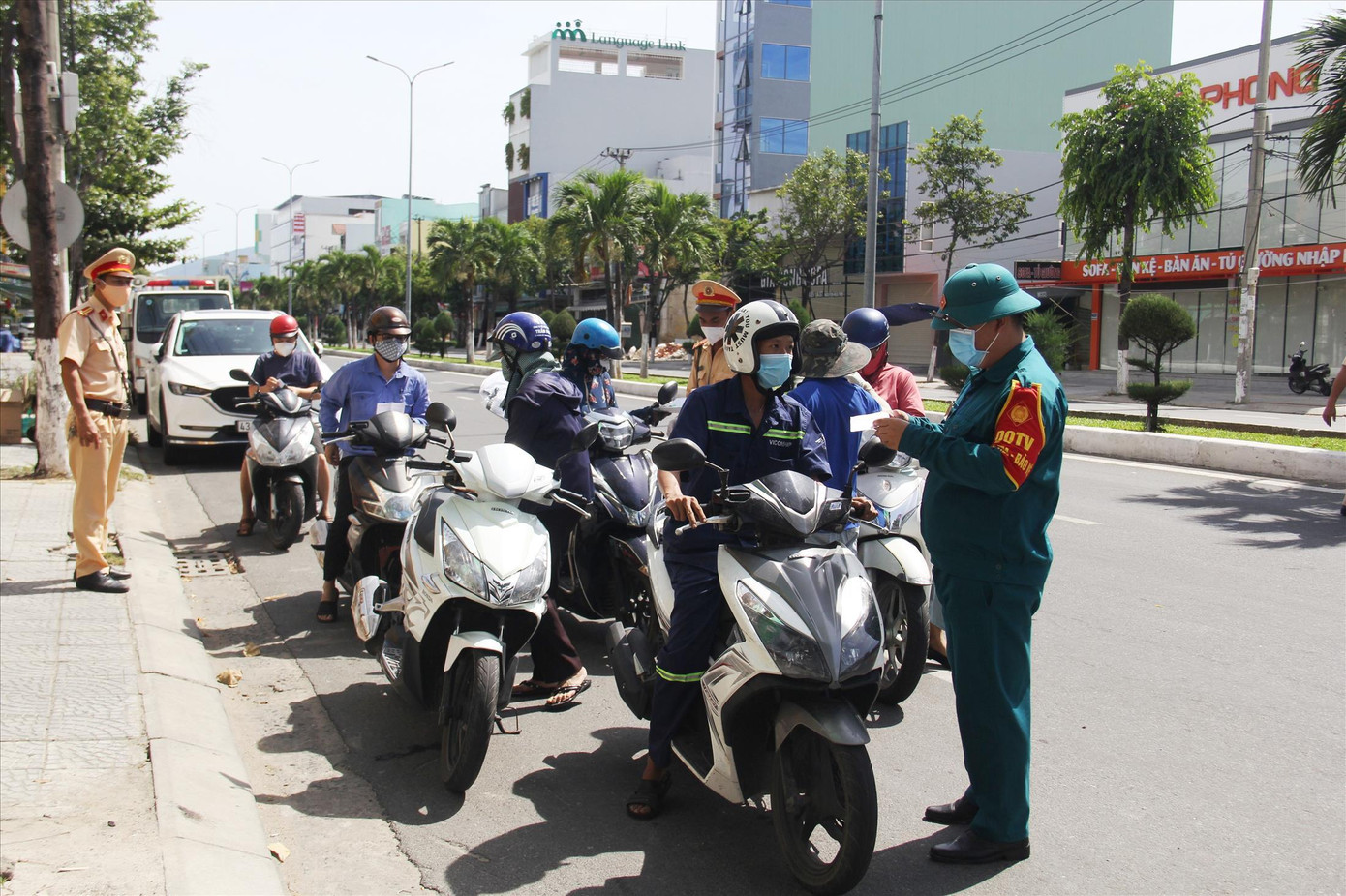 Lực lượng tại các chốt làm nhiệm vụ dưới thời tiết nắng nóng như chảo lửa Lực lượng tại các chốt làm nhiệm vụ dưới thời tiết nắng nóng như chảo lửa