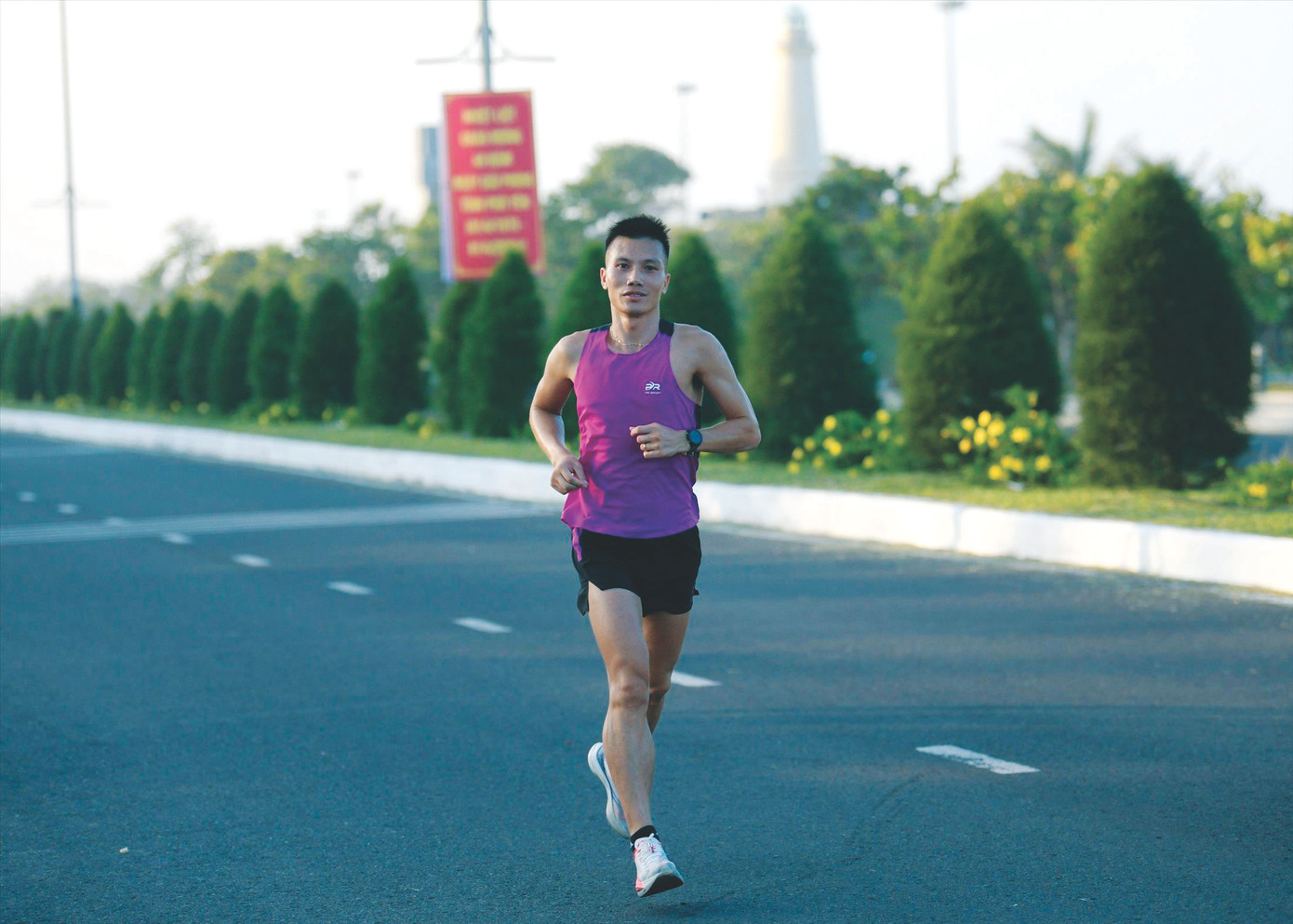 VĐV Đỗ Quốc Luật làm quen đường chạy tại Phú Yên. Ảnh: Như Ý VĐV Đỗ Quốc Luật làm quen đường chạy tại Phú Yên. Ảnh: Như Ý