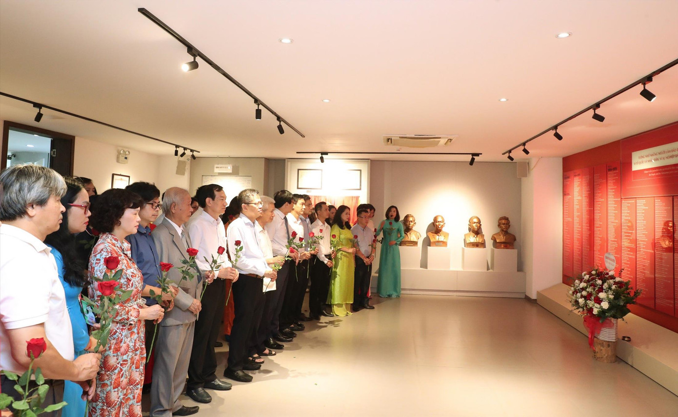 Đại biểu tham gia tọa đàm Màu ký ức trước khu tưởng niệm nhà báo liệt sĩ tại Bảo tàng Báo chí Việt Nam. Đại biểu tham gia tọa đàm Màu ký ức trước khu tưởng niệm nhà báo liệt sĩ tại Bảo tàng Báo chí Việt Nam.